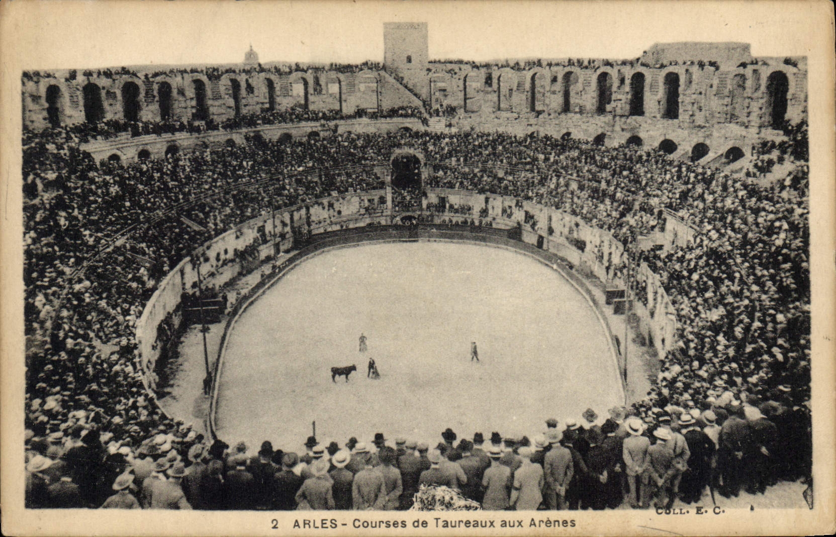CPA Arles courses de Taureaux aux Arenes 