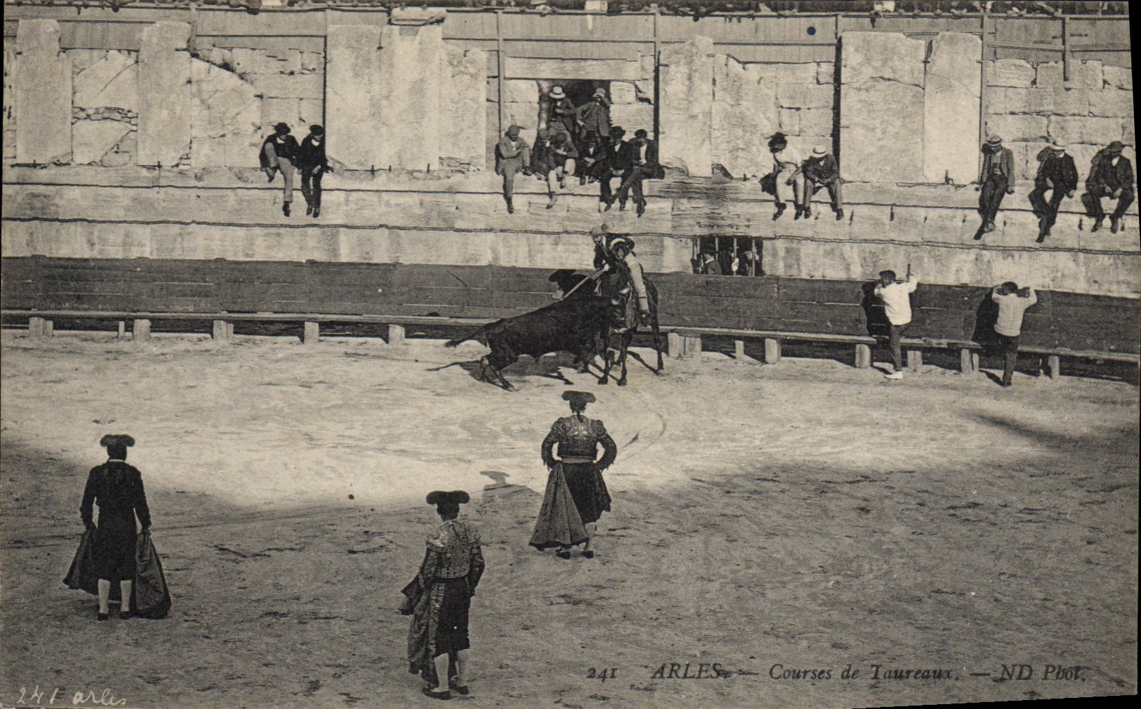 Arles — Courses de Taureaux — ND Phot.