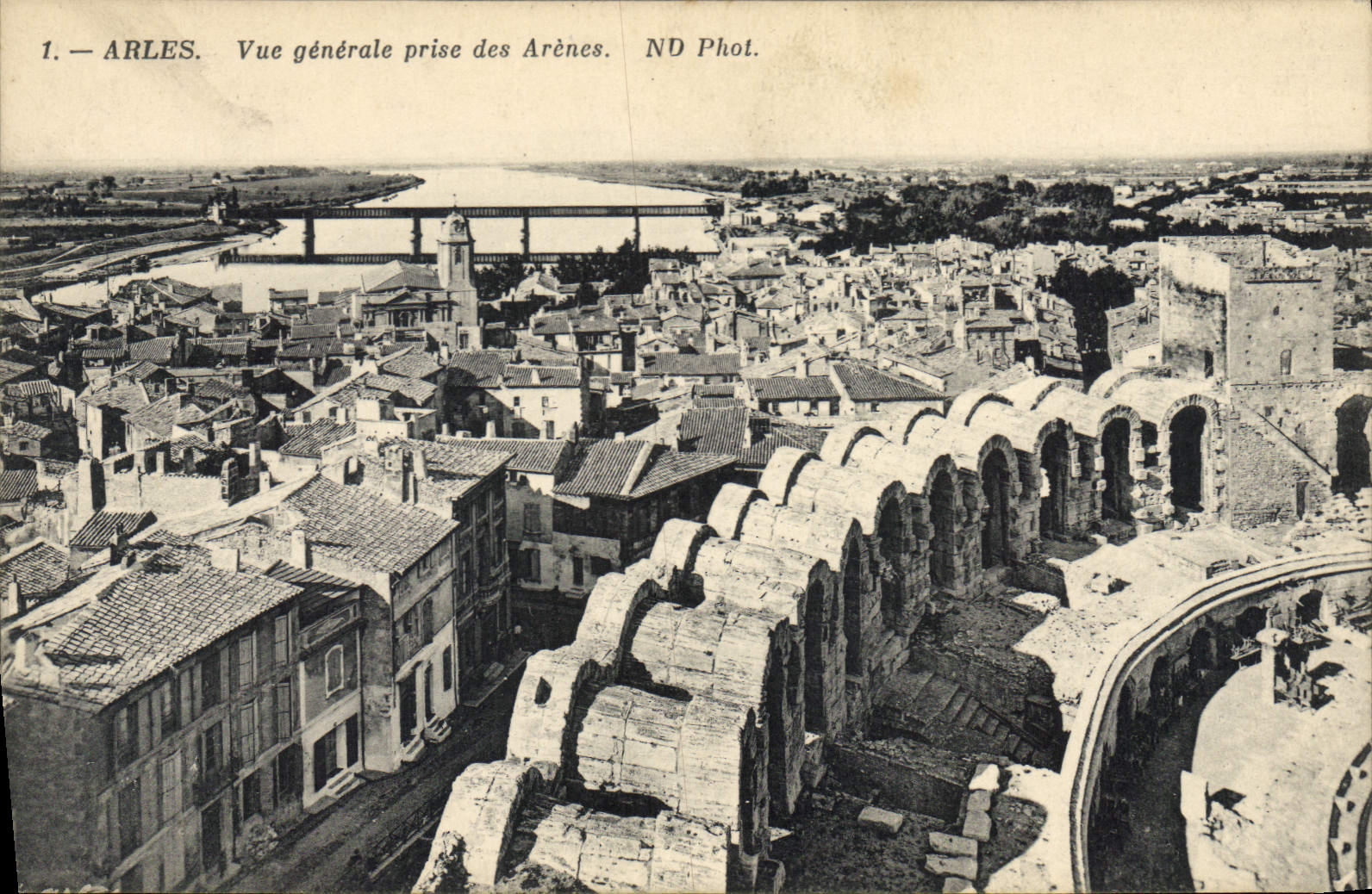 Arles — Vue générale prise des Arènes — ND Phot.