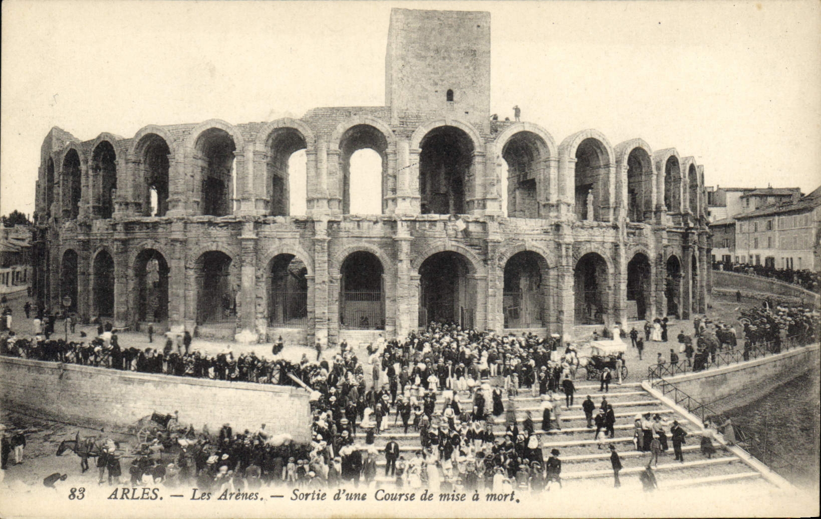 Arles — Les Arènes — Sortie d'une Course de mise à mort.