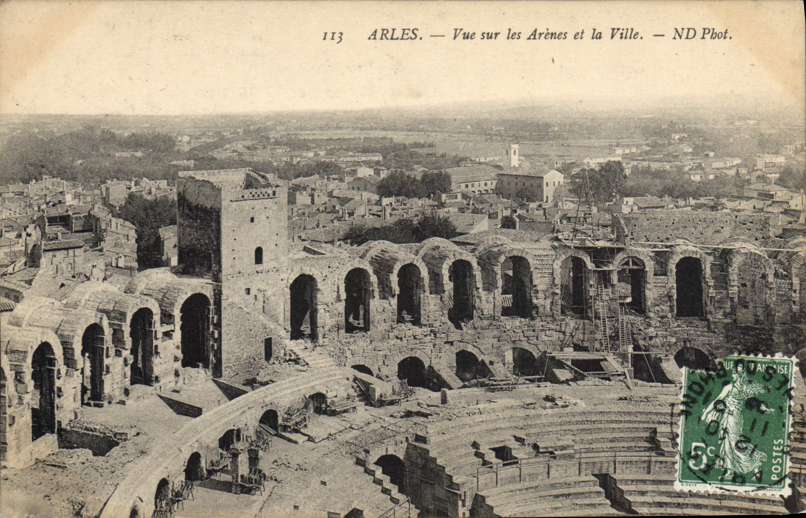 Arles — Vue sur les Arènes et la Ville — ND Phot.