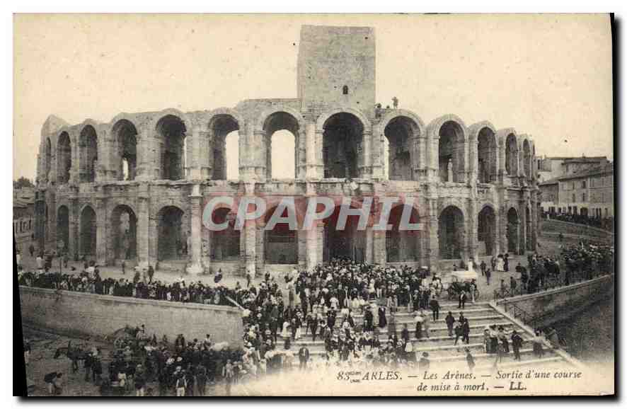 Arles — Les Arènes — Sortie d'une course de mise à mort — LL