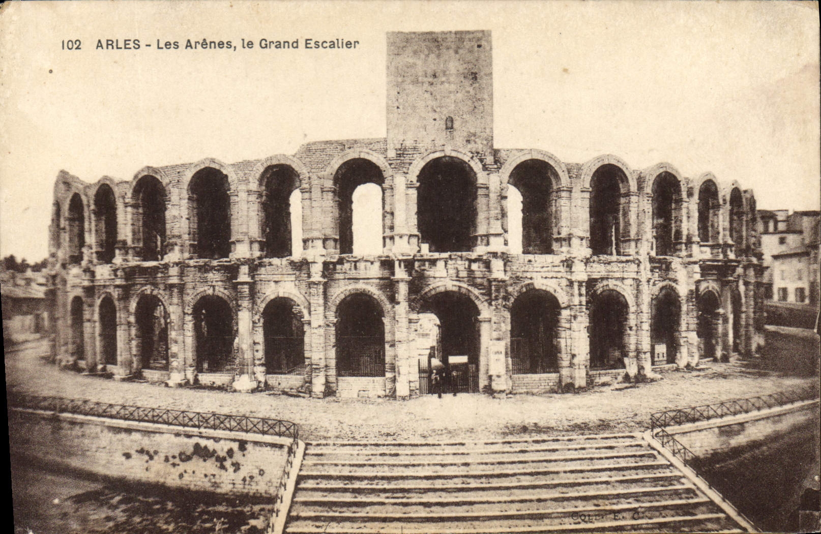 Arles - Les Arènes, le Grand Escalier — éditeur Coll. E. C., n° 102