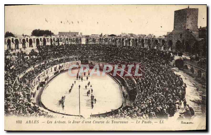 Arles — Les Arènes, le Jour d'une Course de Taureaux — Le Paséo. — LL. — Select.