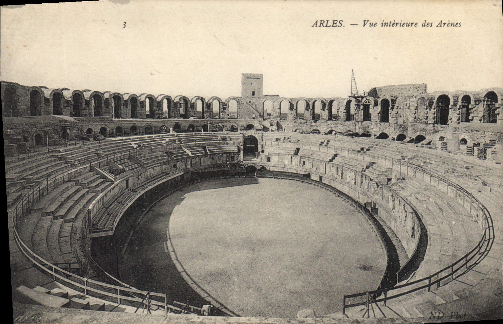 ARLES — Vue intérieure des Arènes — ND Phot