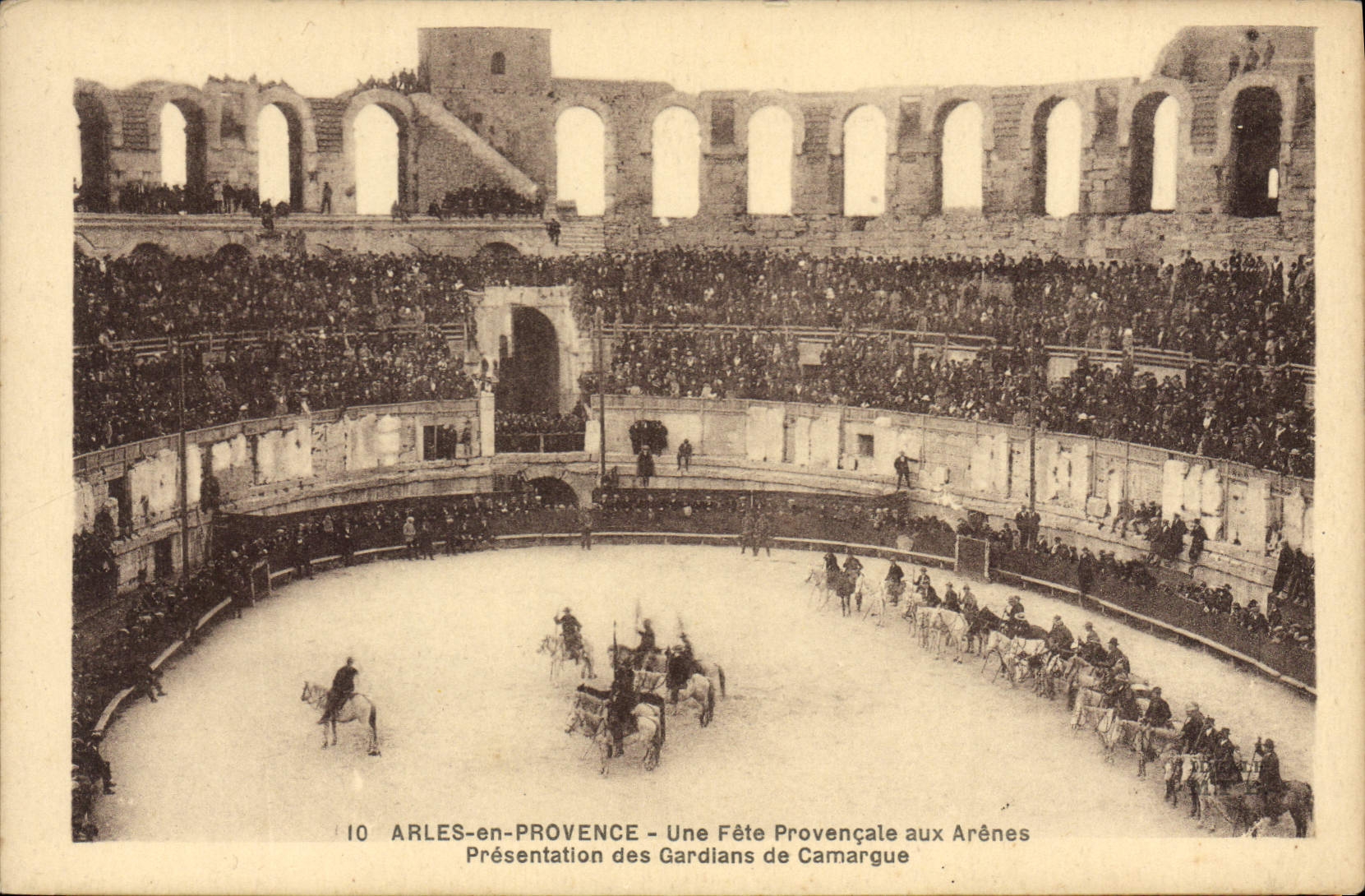 Arles-en-Provence — Une Fête Provençale aux Arènes — Présentation des Gardians de Camargue — Éditeur : diton Art. & IDEALL
