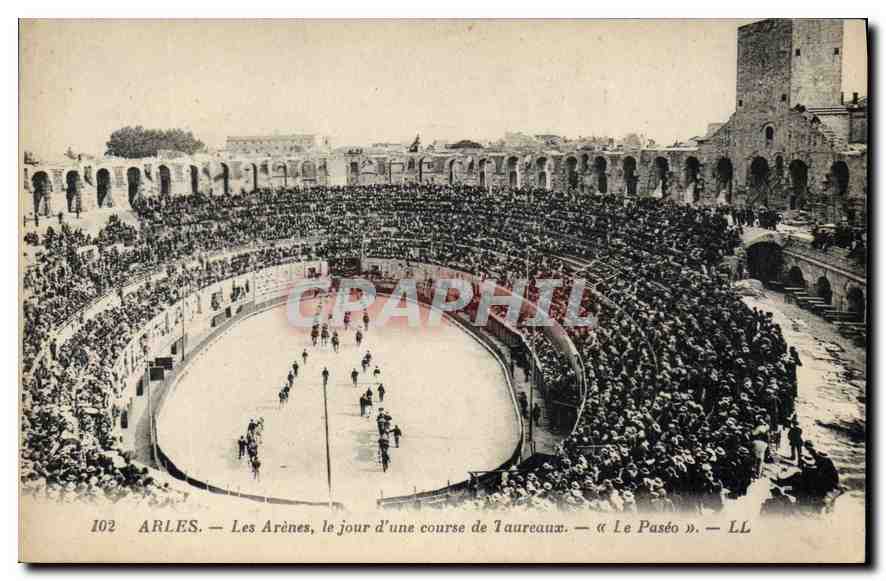 Arles — Les Arènes, le jour d'une course de Taureaux — « Le Paséo » — LL
