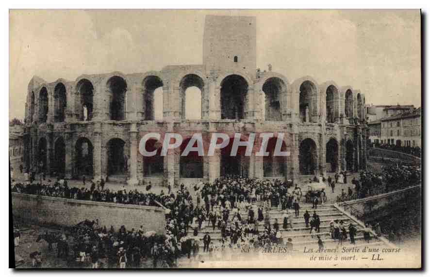Arles — Les Arenes. Sortie d'une course de mise à mort — LL.