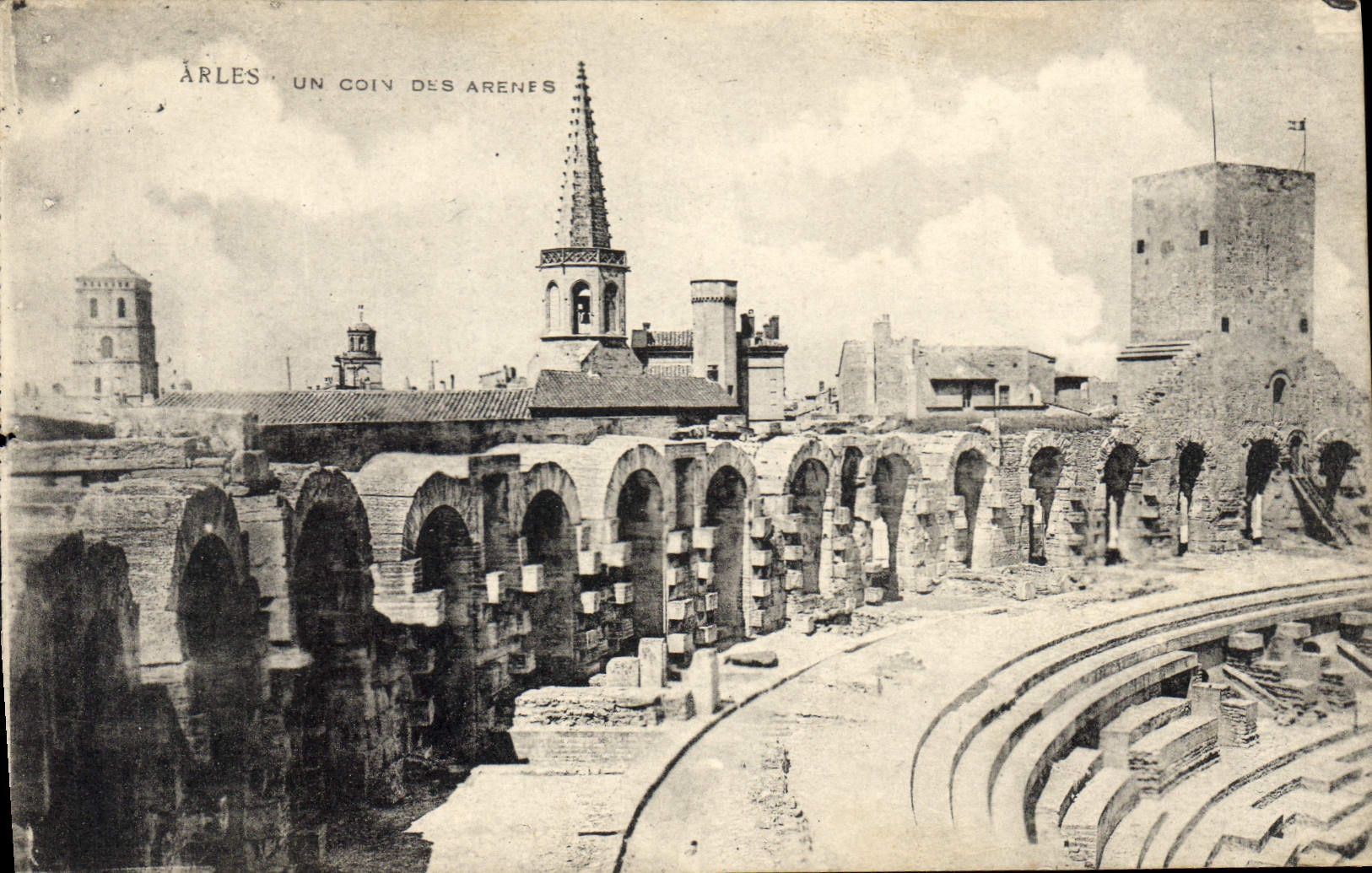 Arles — Un coin des Arenes — éditeur non identifié