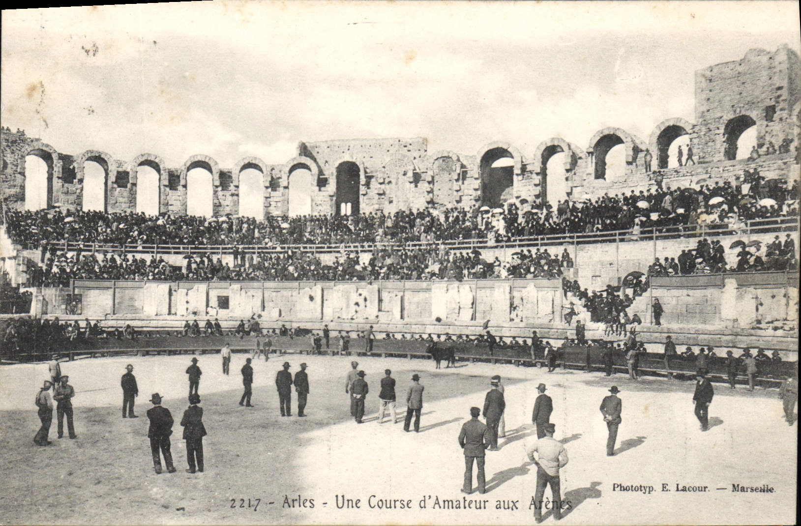 Arles - Une Course d'Amateur aux Arènes — Phototyp. E. Lacour — Marseille