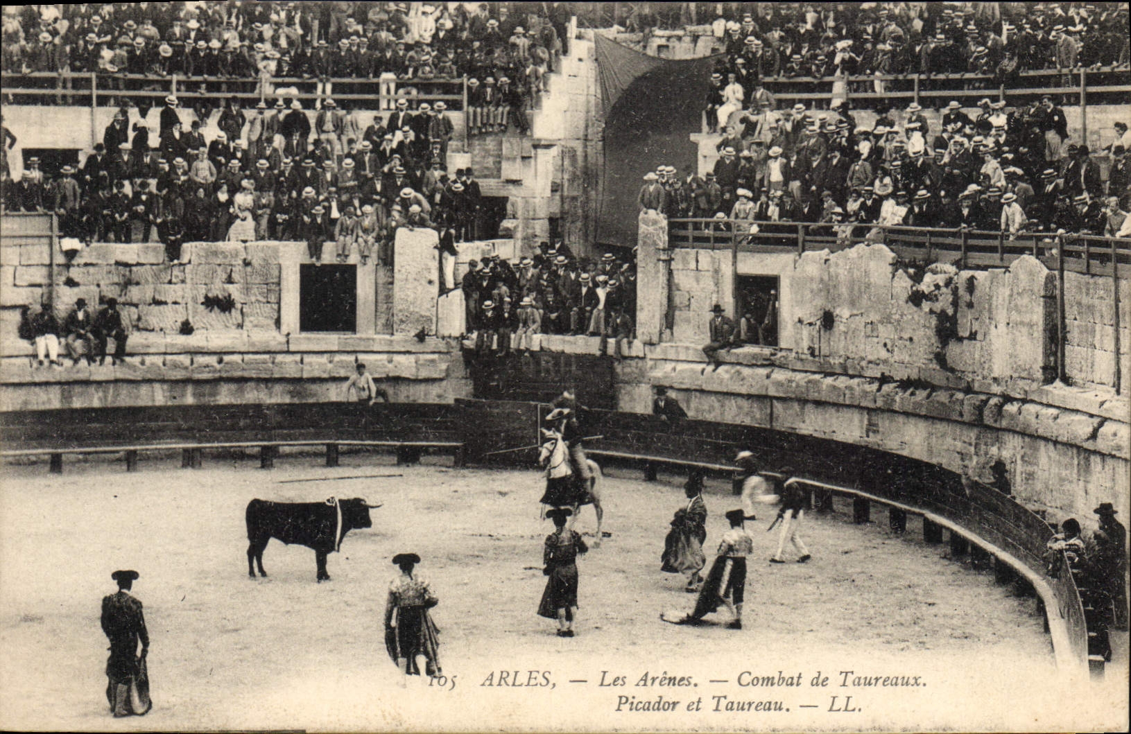 Arles — Les Arènes — Combat de Taureaux — Picador et Taureau — LL
