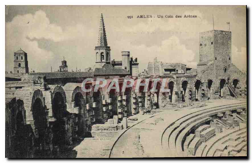CPA ARLES Un coin des Arenes