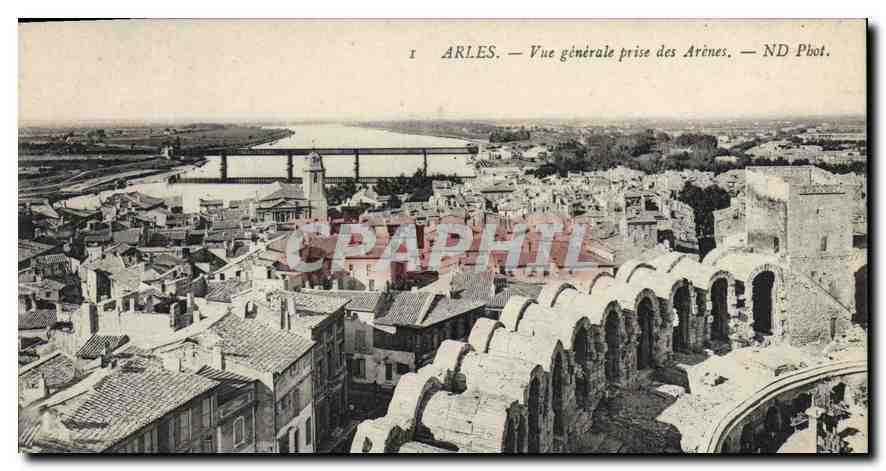Arles — Vue générale prise des Arènes — ND Pbot.