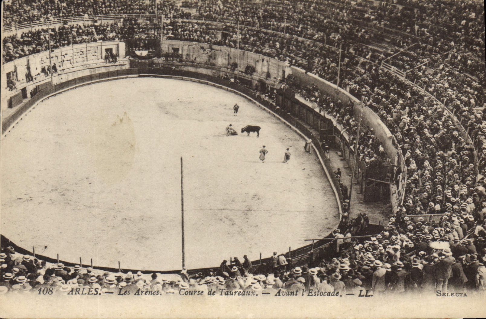 Arles — Les Arènes — Course de Taureaux — Avant l'Estocade — Selecta