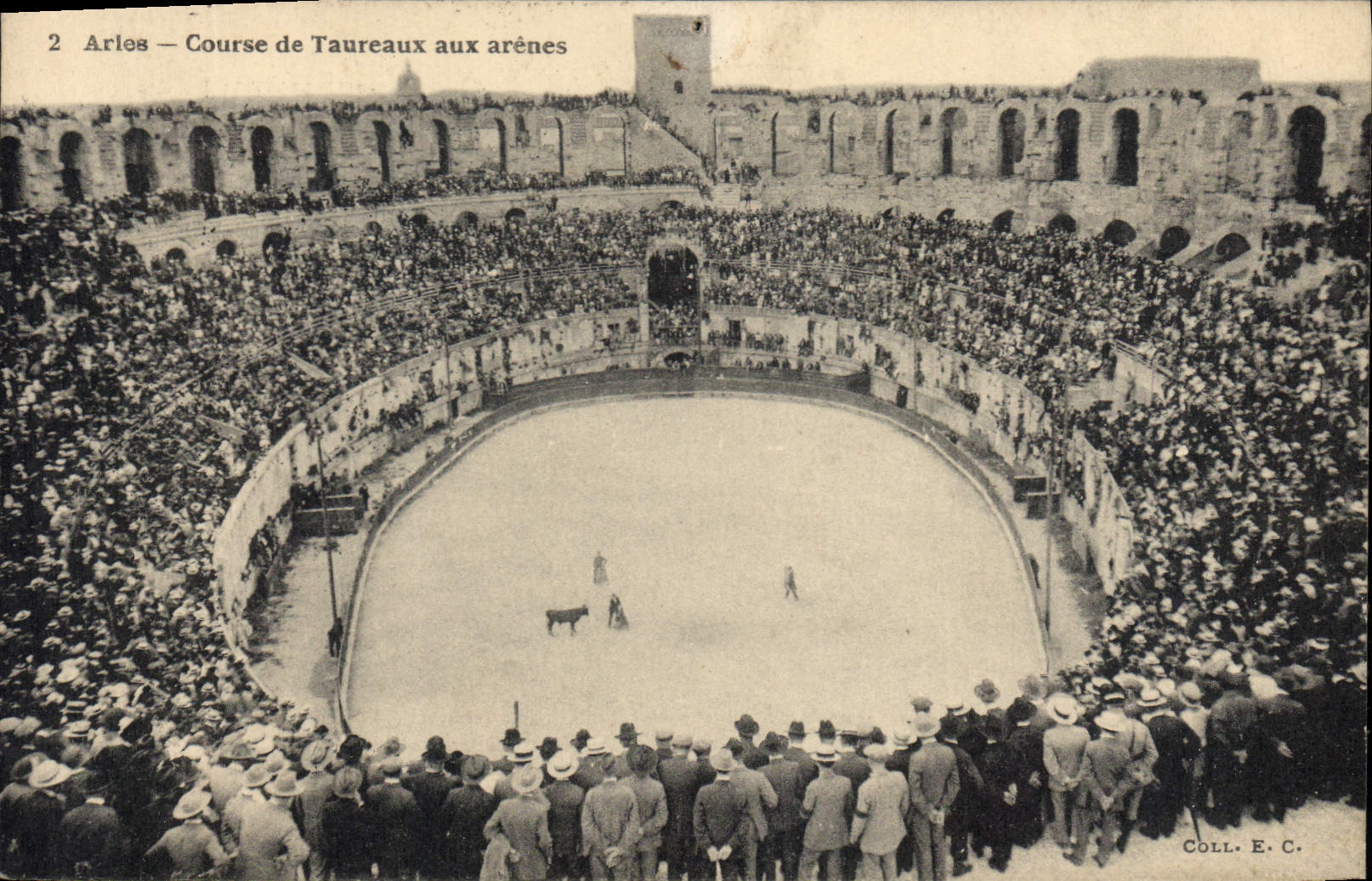 Arles — Course de Taureaux aux arènes — Coll. E. C.