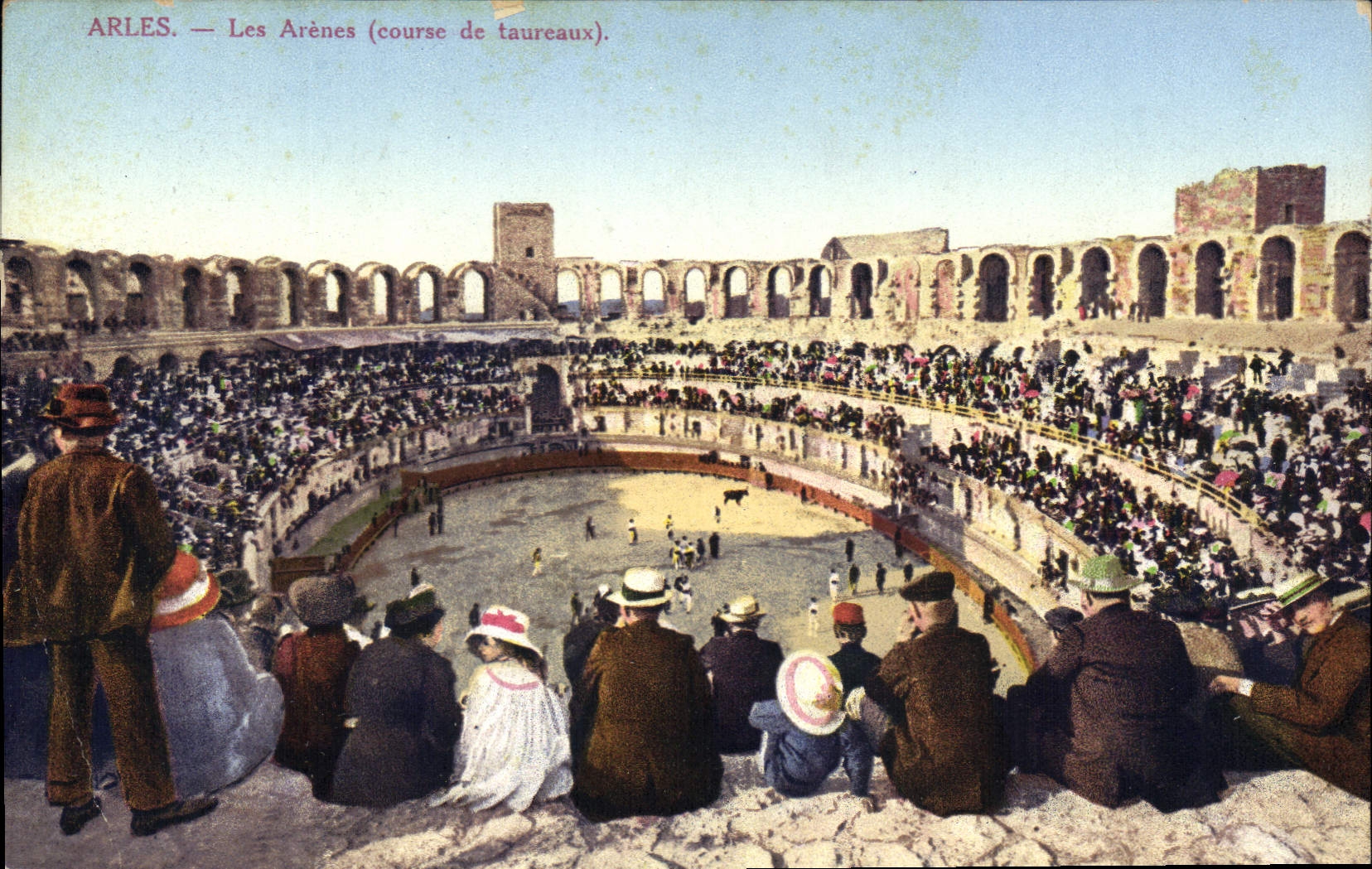 Arles — Les Arènes (course de taureaux) — Éditeur : C. L. B. (n° 217)