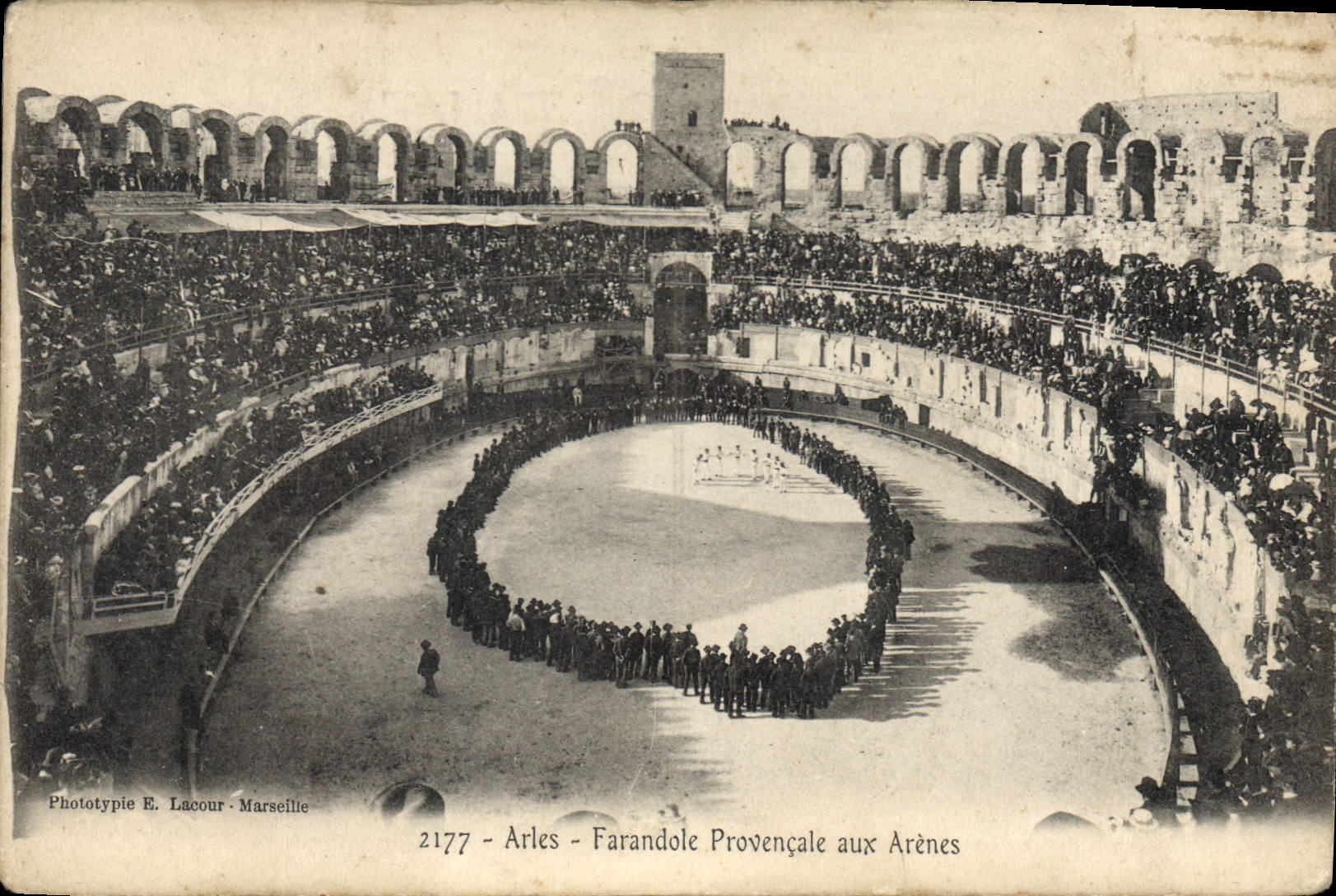 Arles - Farandole Provençale aux Arènes — Phototypie E. Lacour - Marseille, n° 2177