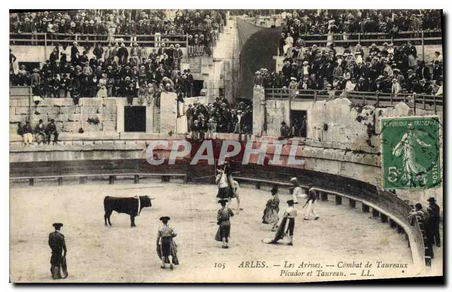 Arles — Les Arènes — Combat de Taureaux. Picador et Taureau — LL. — N° 105