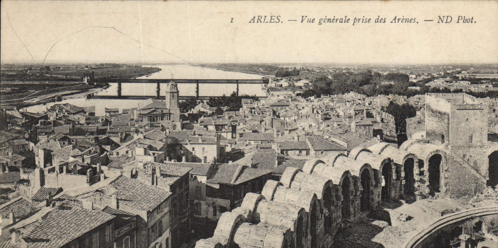 Arles — Vue générale prise des Arènes — ND Pbot.