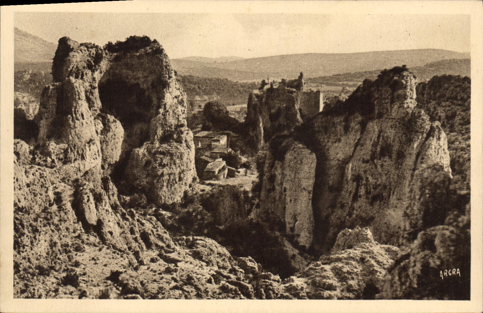 CPA Cirque de Moureze Le village et les ruines du château