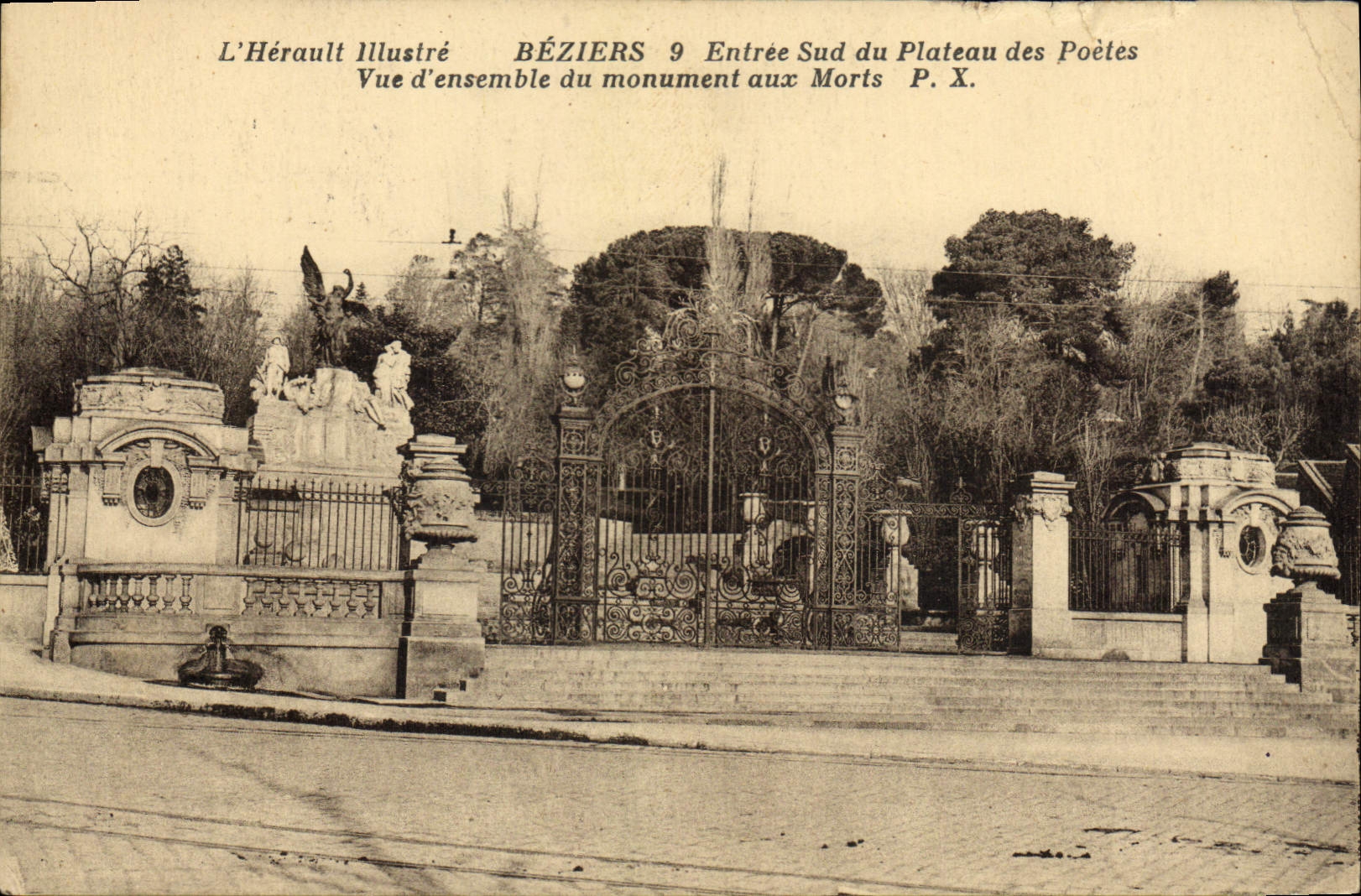 CPA BEZIERS Entree sud du planteau des poetes Vue d'ensemble du monument aux Morts