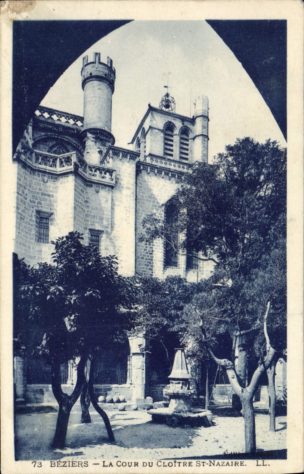 CPA BEZIERS LA COUR DU CLOITRE ST NAZAIRE