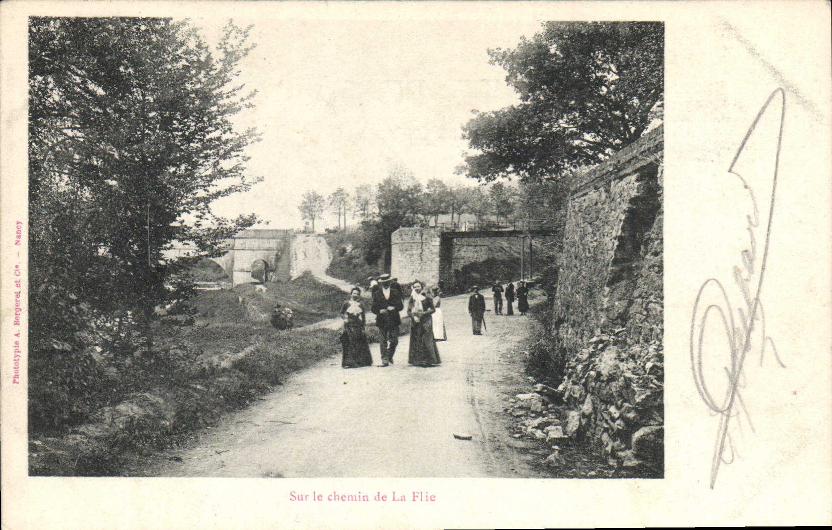 Sur le chemin de La Flie — Photographie de la rue et du pont — Phototypie A. Bergyred et Cie, Nancy