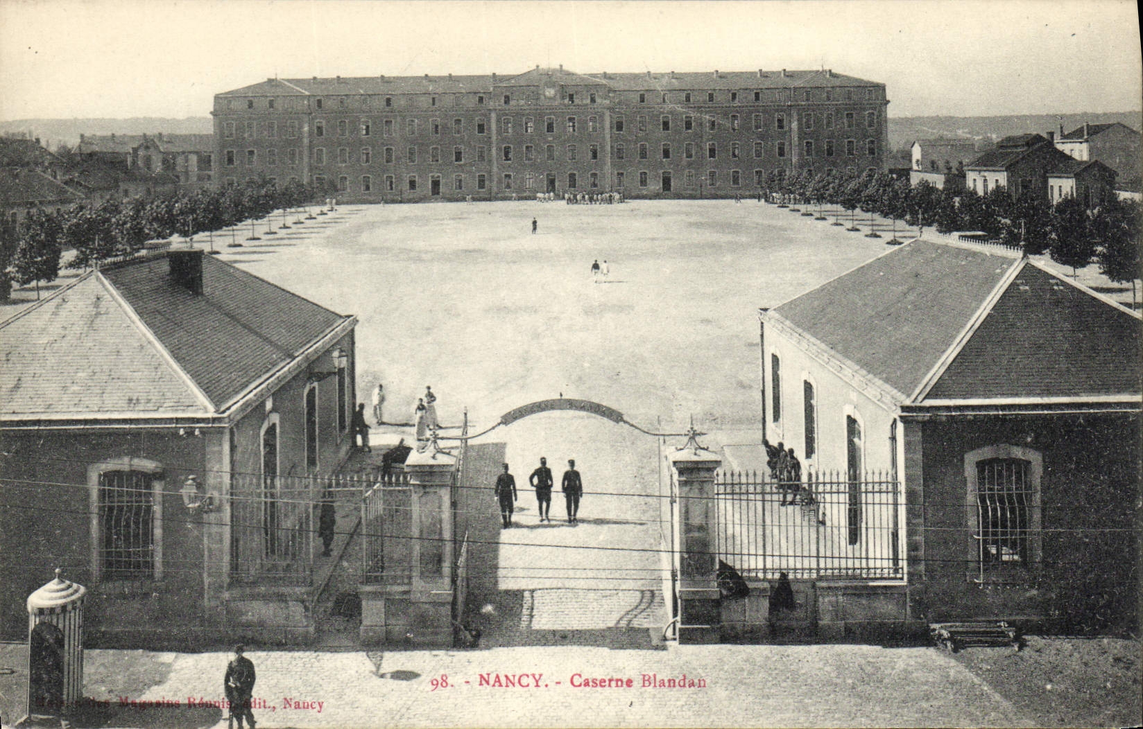 Nancy - Caserne Blandan — vue de l'entrée principale avec cour d'honneur — éditeur Magasin Réunis, Nancy, n°98
