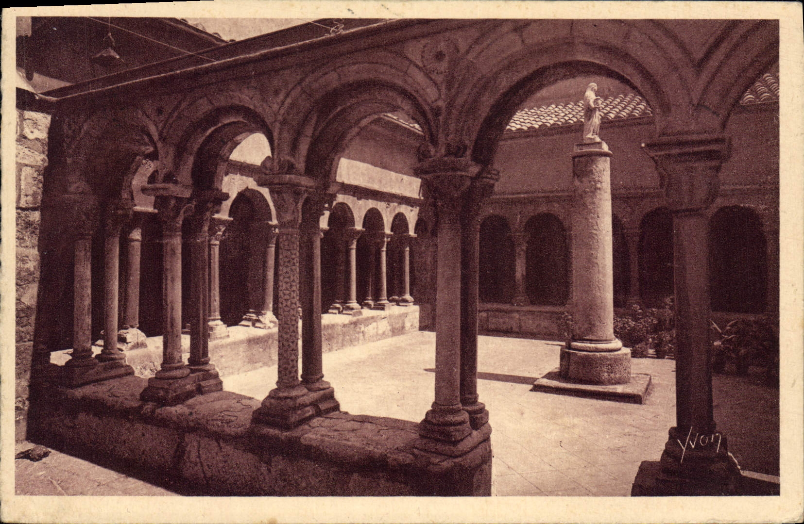 Cour intérieure du cloître de la cathédrale Saint-Sauveur — Aix-en-Provence — Éditions d'Art Yvon