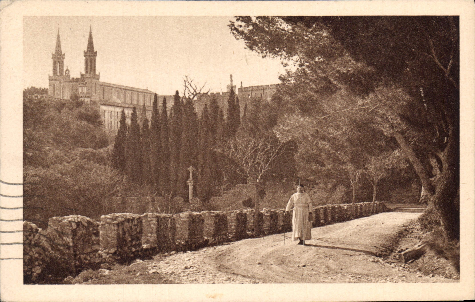 CPA St Michel de Frigolet Au tournant de la route l'Abbaye 