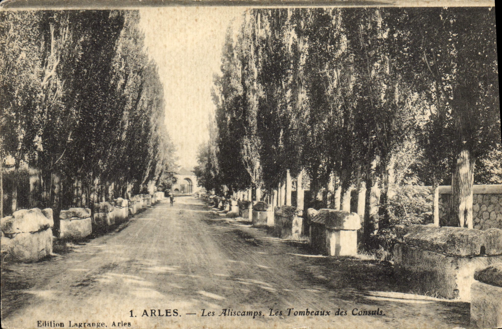 Arles — Les Aliscamps. Les Tombeaux des Consuls — Édition Lagrange, Arles