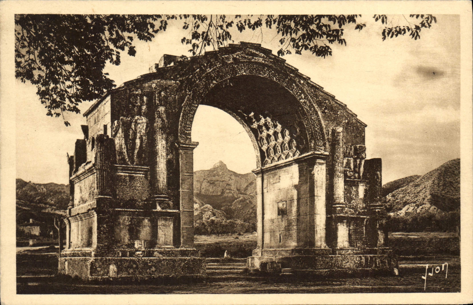 Arc de triomphe romain à Saint-Rémy — Plateau des antiquités — Les Éditions d'Art YVON, Paris