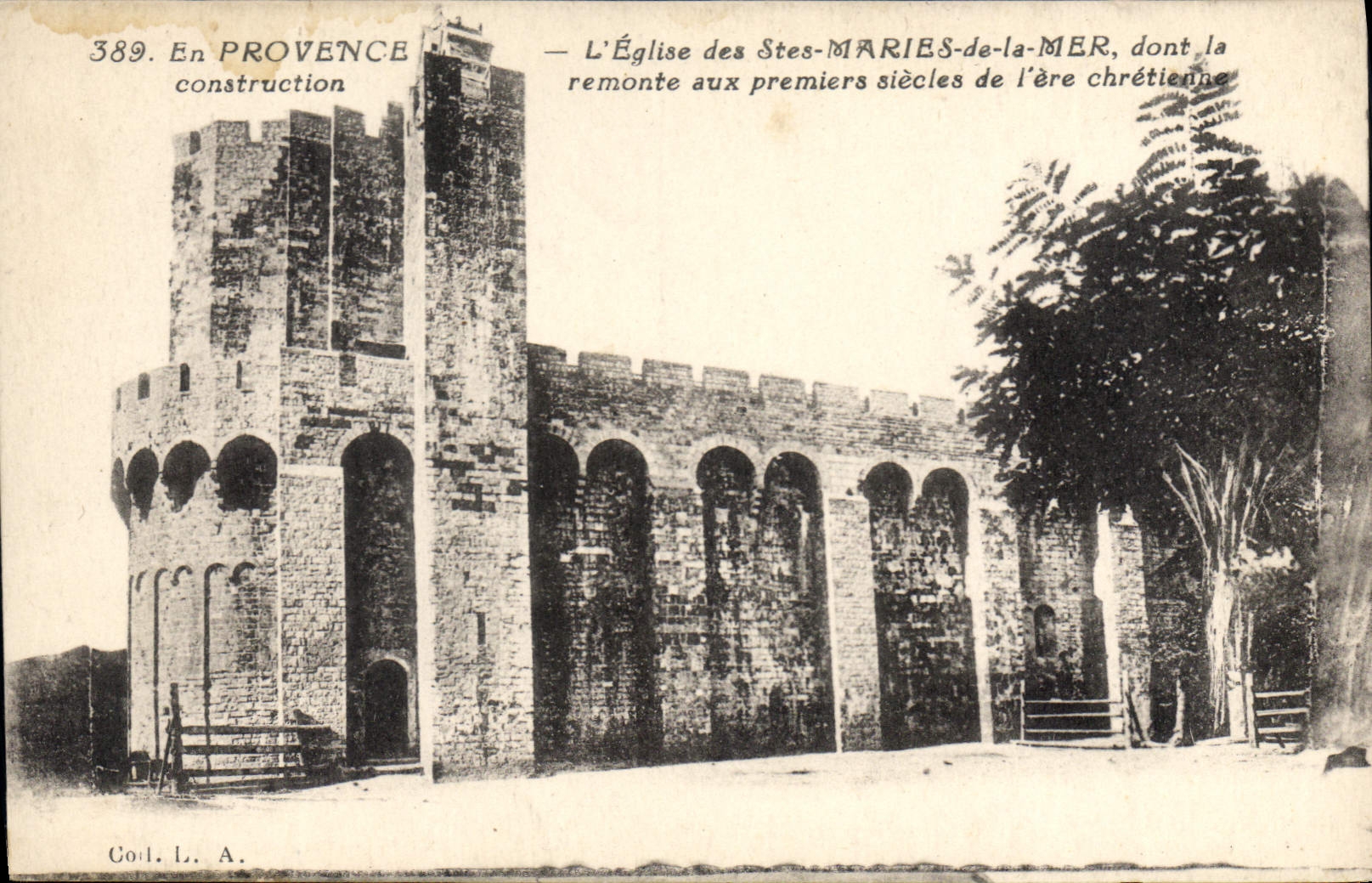 CPA En Provence l'Eglise des Stes Maries de la Mer 