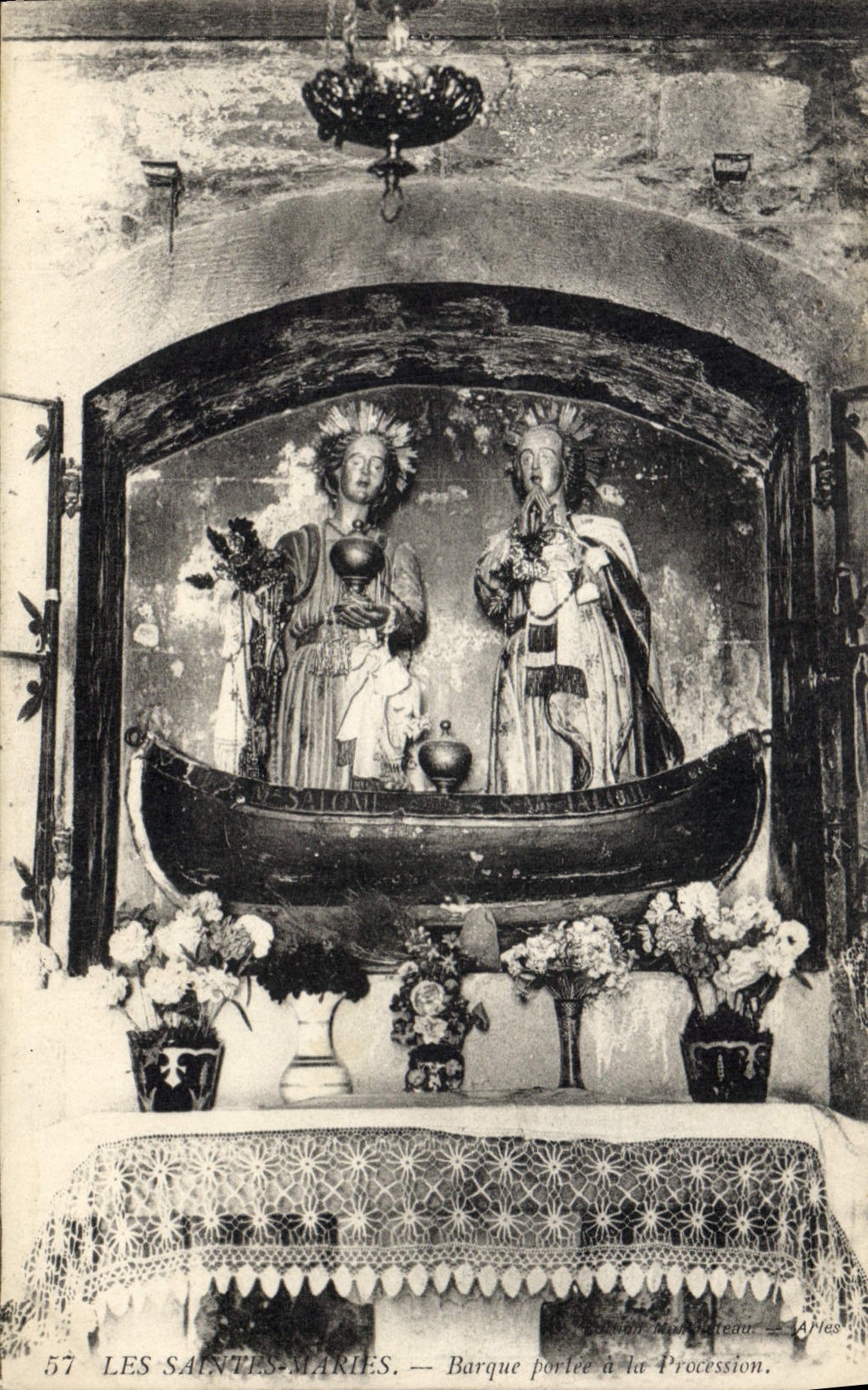 Les Saintes-Maries — Barque portée à la Procession — éditeur A. Bureau, n°57