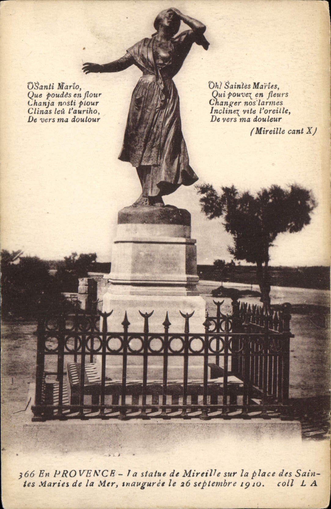 La statue de Mireille sur la place des Saintes Maries de la Mer — inaugurée le 26 septembre 1910 — coll. L A