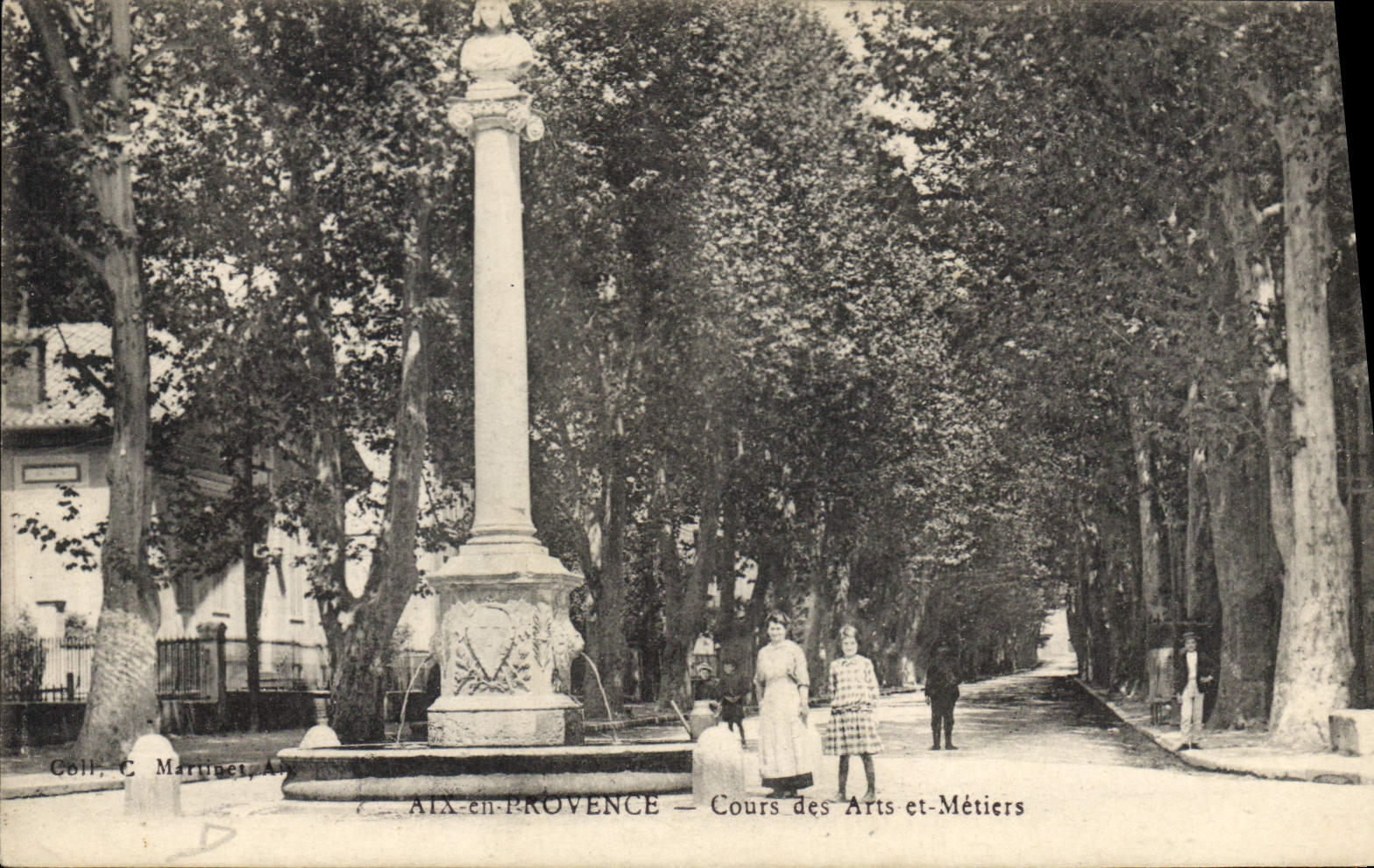 Aix-en-Provence — Cours des Arts et Métiers — Monumentale Fontäne mit Säule und Büste