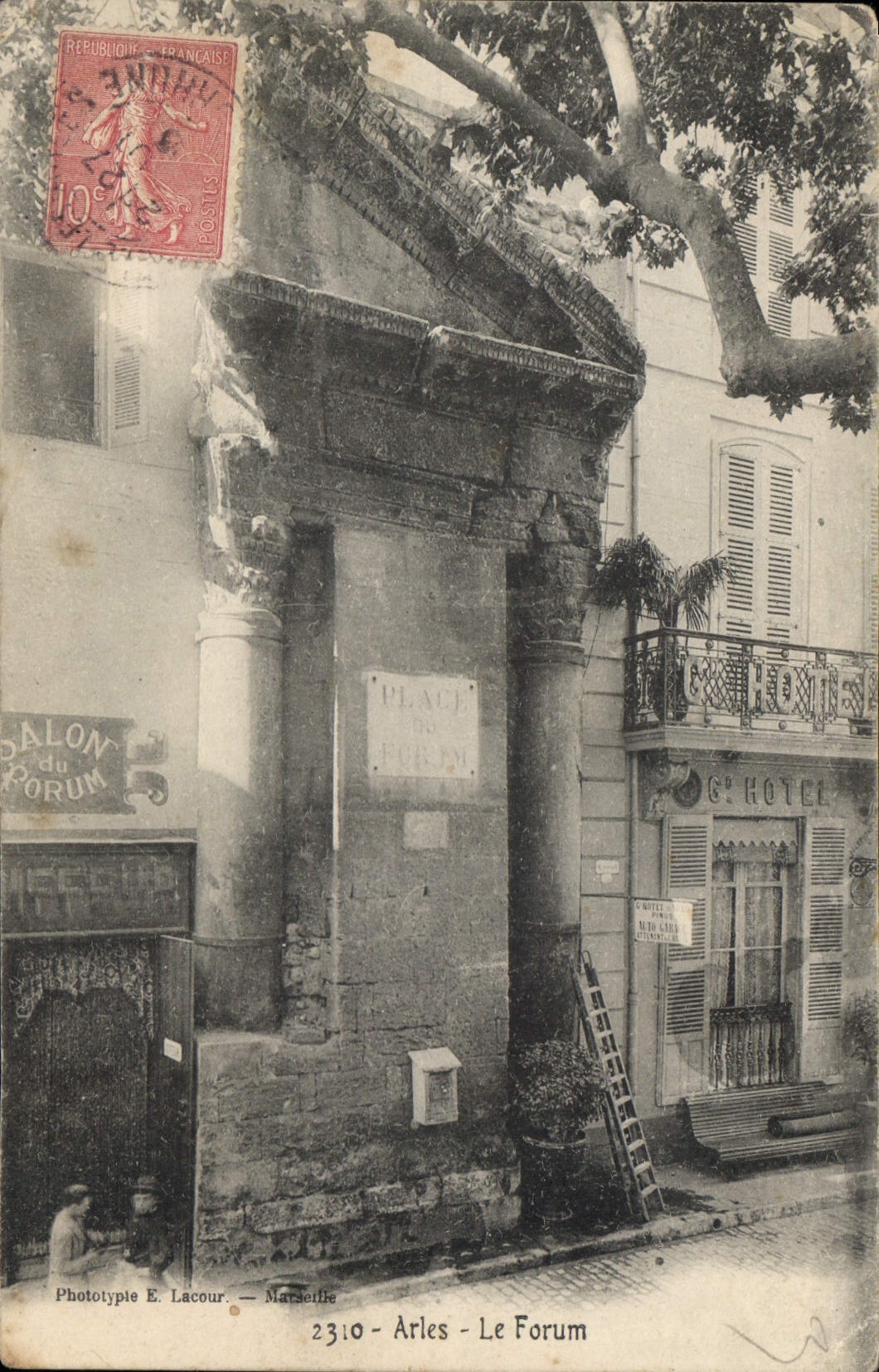 CPA Arles Le Forum 