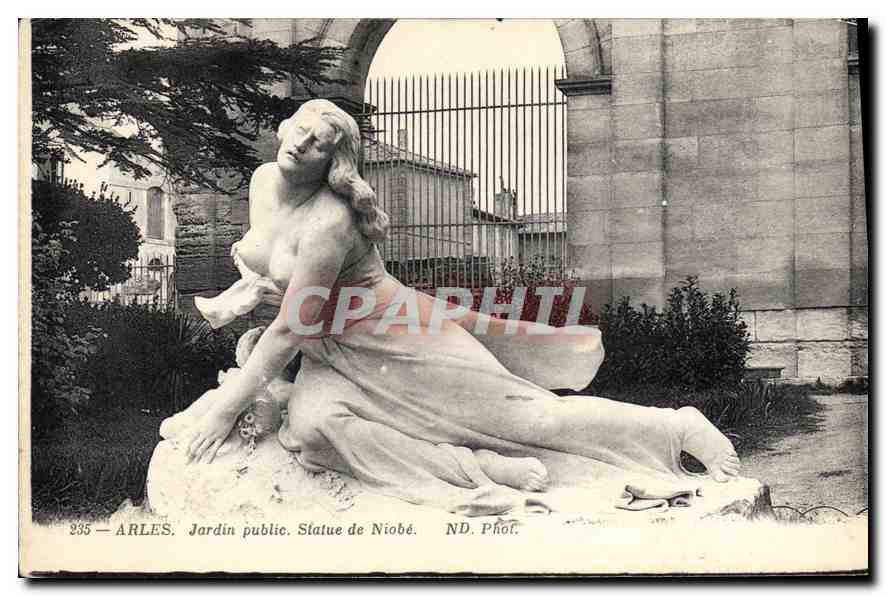 Arles — Jardin public. Statue de Niobé — ND. Phot.