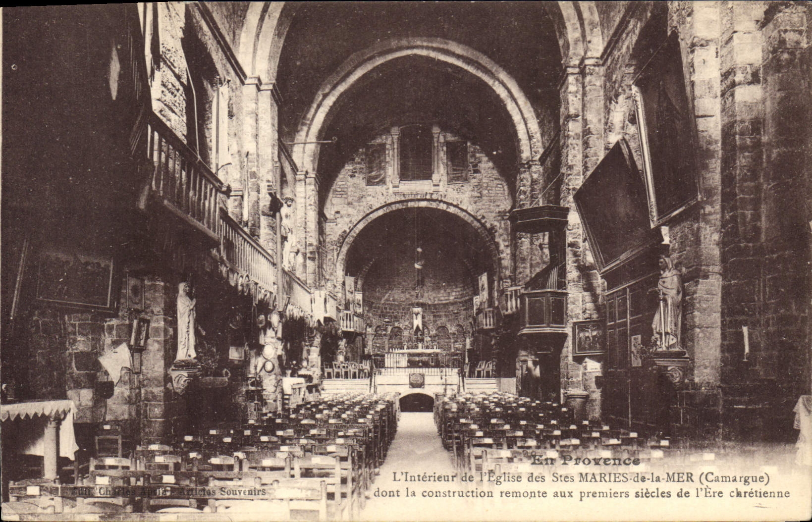 CPA En Provence L'Interieur de l'Eglise des Saintes Maries de la Mer 