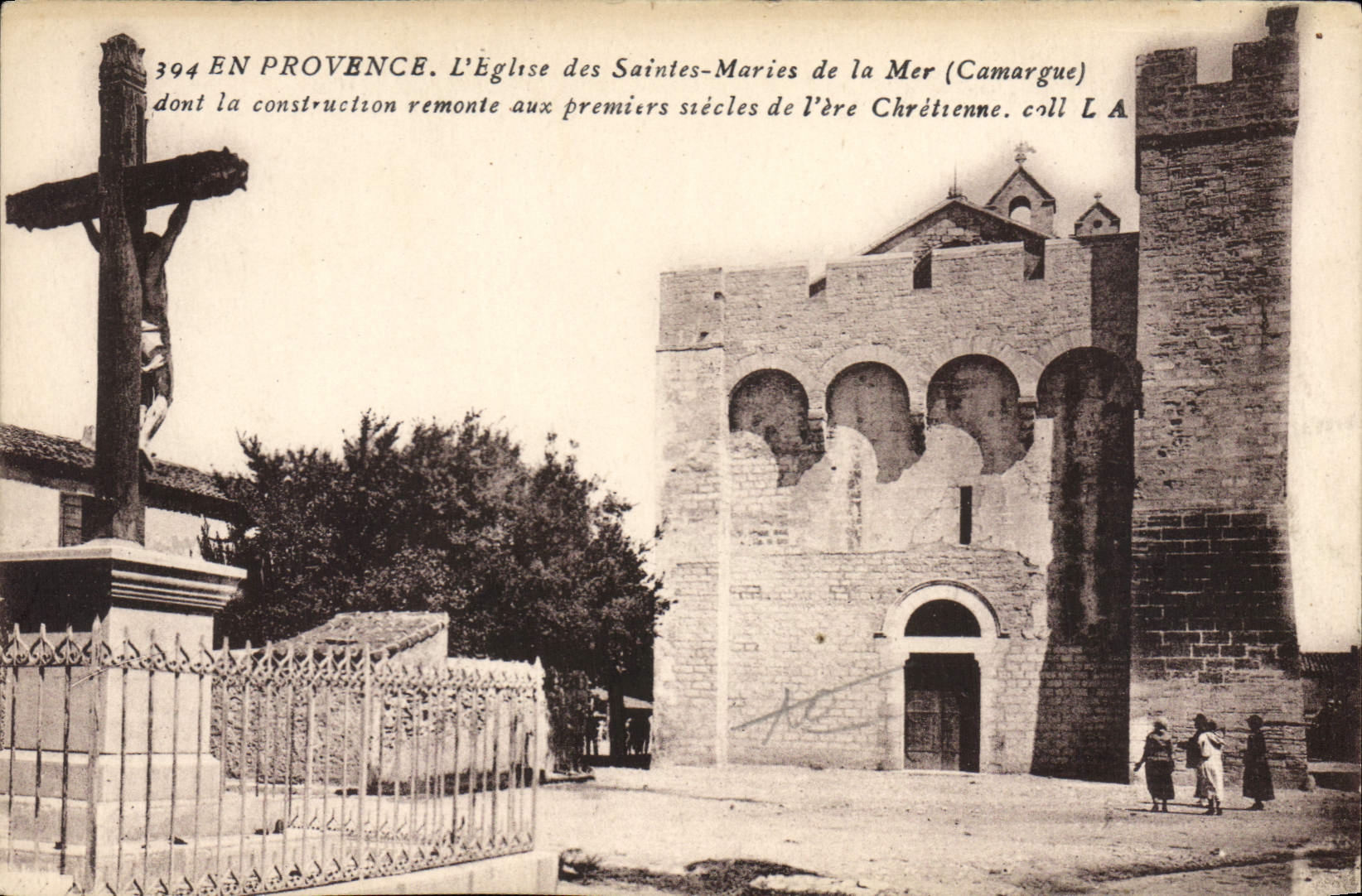 CPA En Provence l'eglise des Saintes Marie de la Mer Camargue dont la construction remonte aux premi