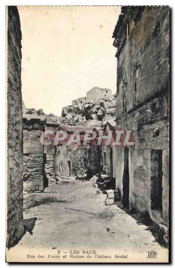 CPA Les Baux rue des Fours et Ruines du chateau Feodal 