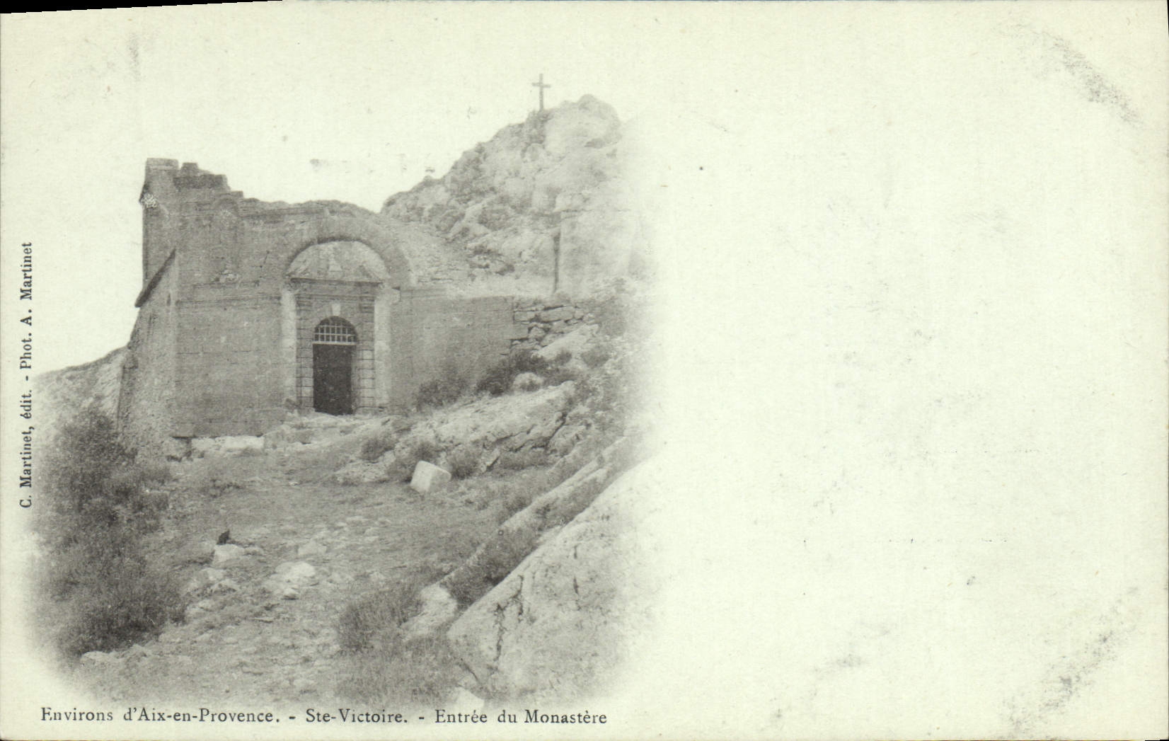 Umgebung von Aix-en-Provence — Ste-Victoire — Eingang zum Kloster — C. Martinet, Fot. A. Martinet