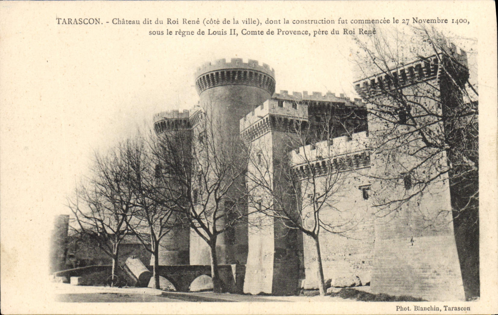 Tarascon - Château dit du Roi René (côté de la ville) — construction commencée le 27 novembre 1400 sous le règne de Louis II, Comte de Provence, père du Roi René — Phot. Blanchin, Tarascon
