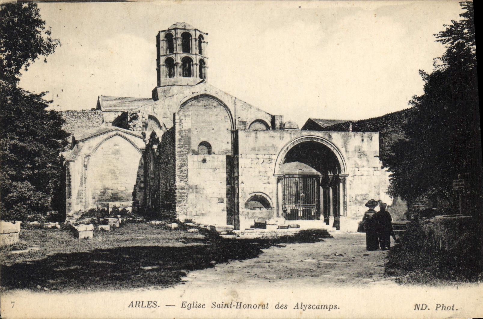 Arles — Église Saint-Honorat des Alyscamps — ND. Phot.