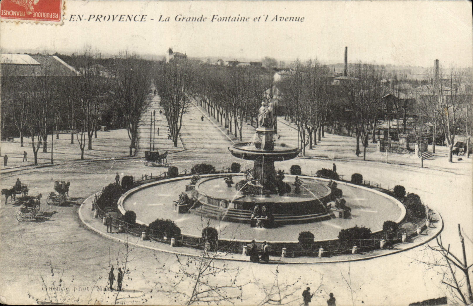 CPA Aix en Provence la grande fontaine et l'Avenue 