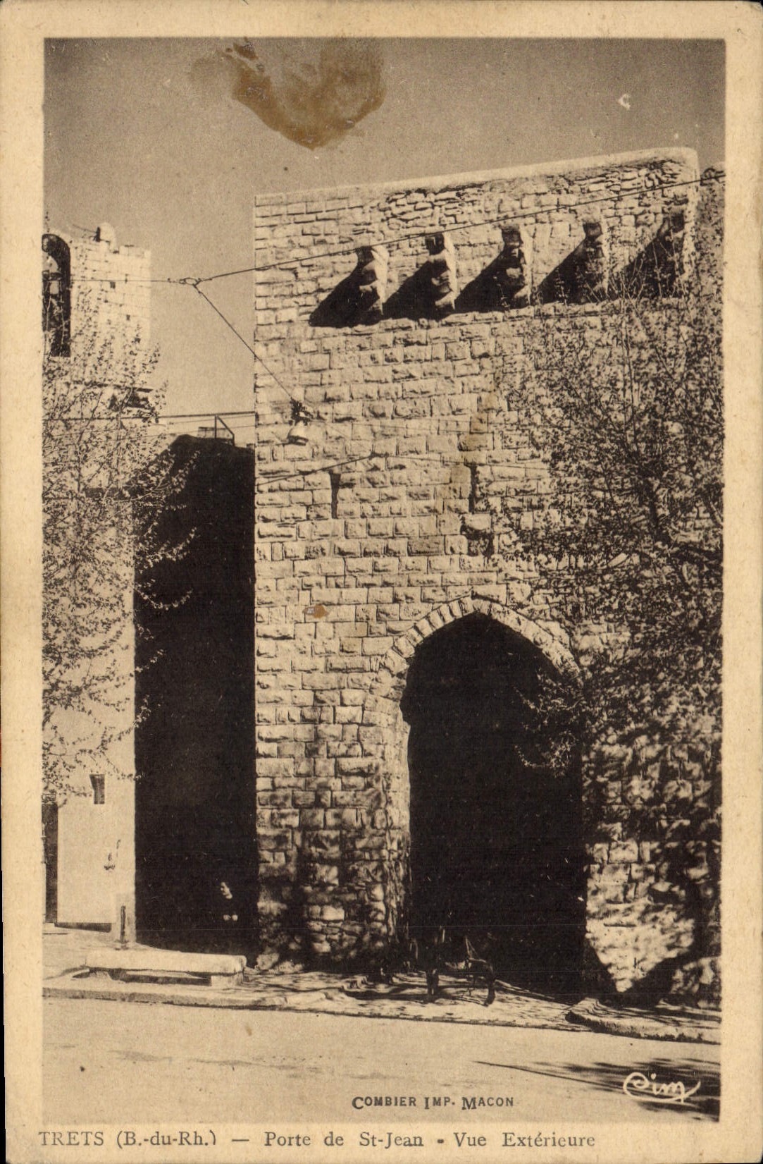 CPA Trets B du Rh porte de St jean vue exterieure 