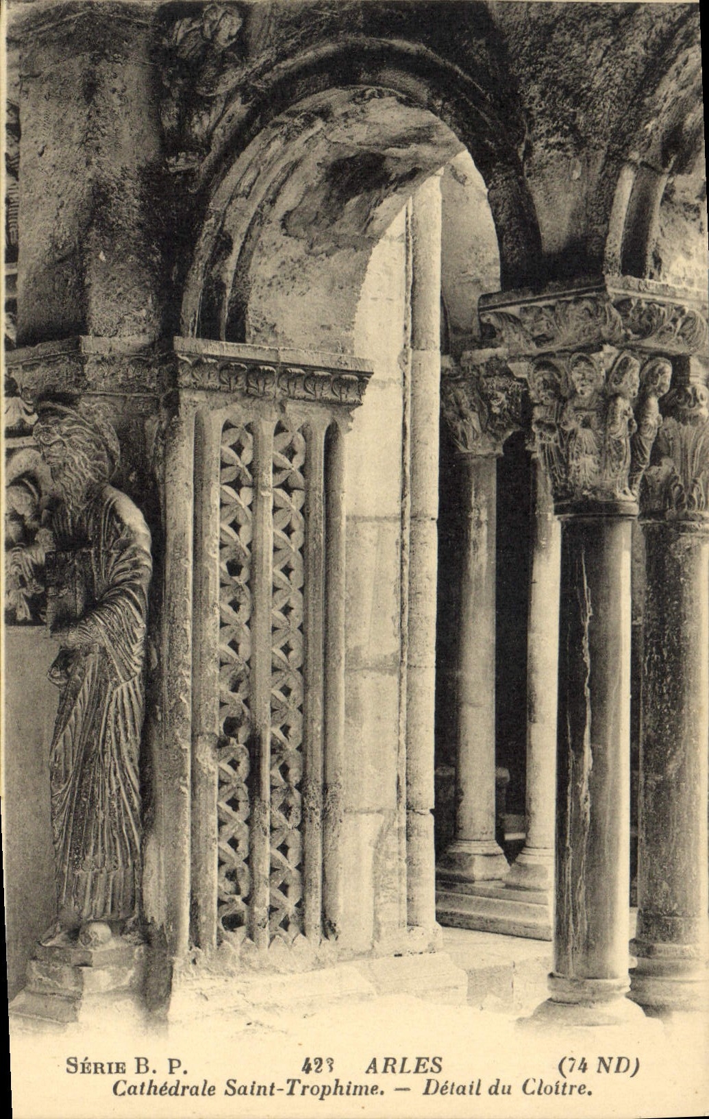 CPA Arles cathedrale Saint Trophime detail du Cloitre 