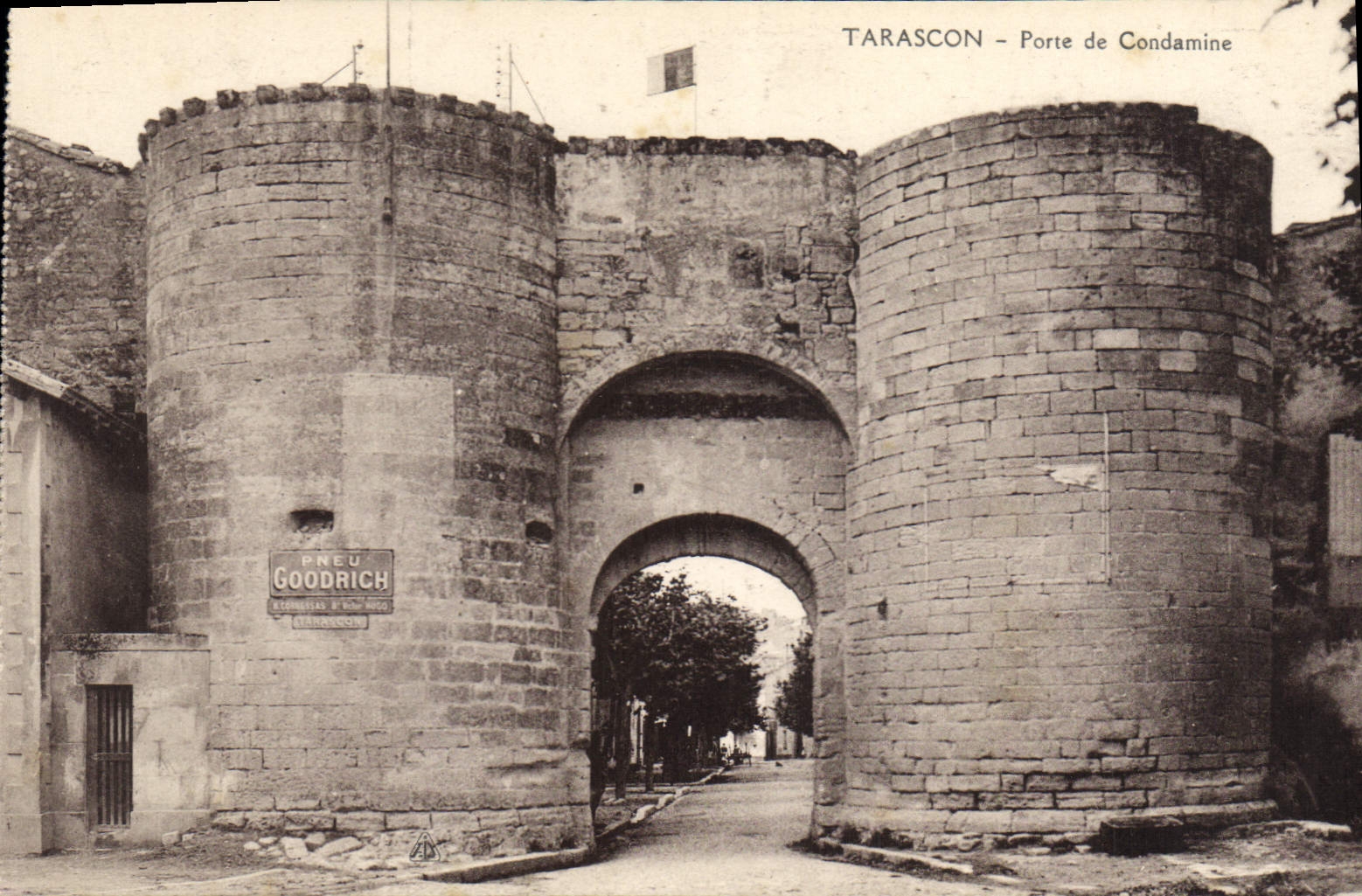 Tarascon - Porte de Condamine — vue de l'entrée monumentale avec tour ronde et enseigne Goodrich