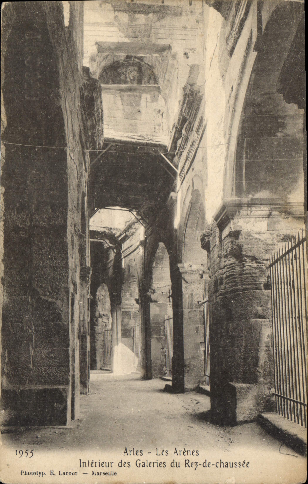 Arles - Les Arènes — Intérieur des Galeries du Rez-de-chaussée — Phototyp. E. Lacour — Marseille