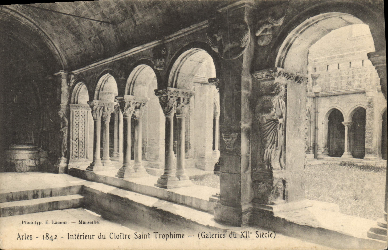 Intérieur du Cloître Saint Trophime — Galeries du XIIe Siècle — Phototyp E. Lacour — Marseille